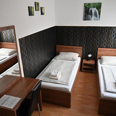 Pension Haus Nova Wiener Neustadt Ngoại thất bức ảnh