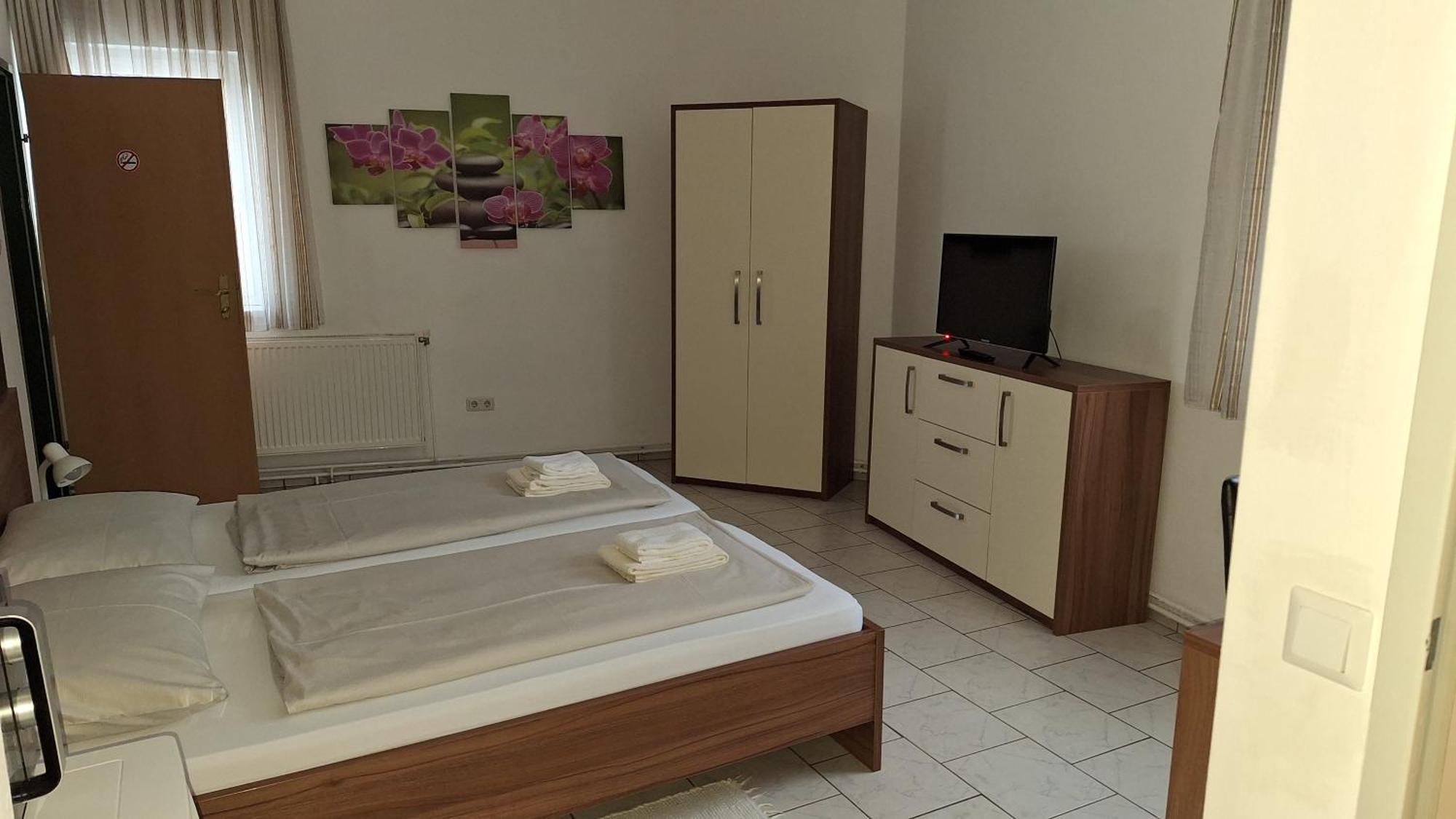Pension Haus Nova Wiener Neustadt Ngoại thất bức ảnh