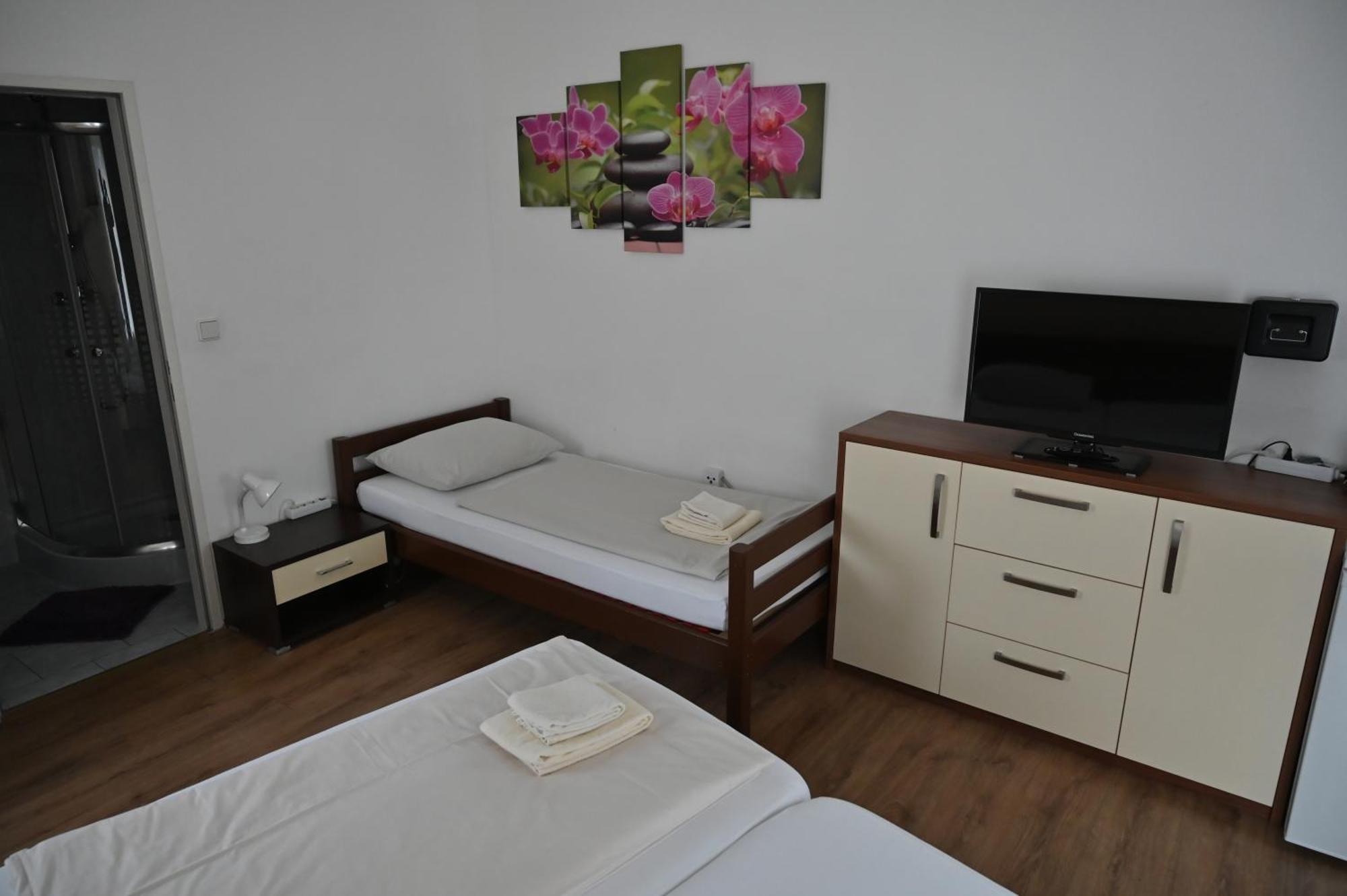Pension Haus Nova Wiener Neustadt Ngoại thất bức ảnh