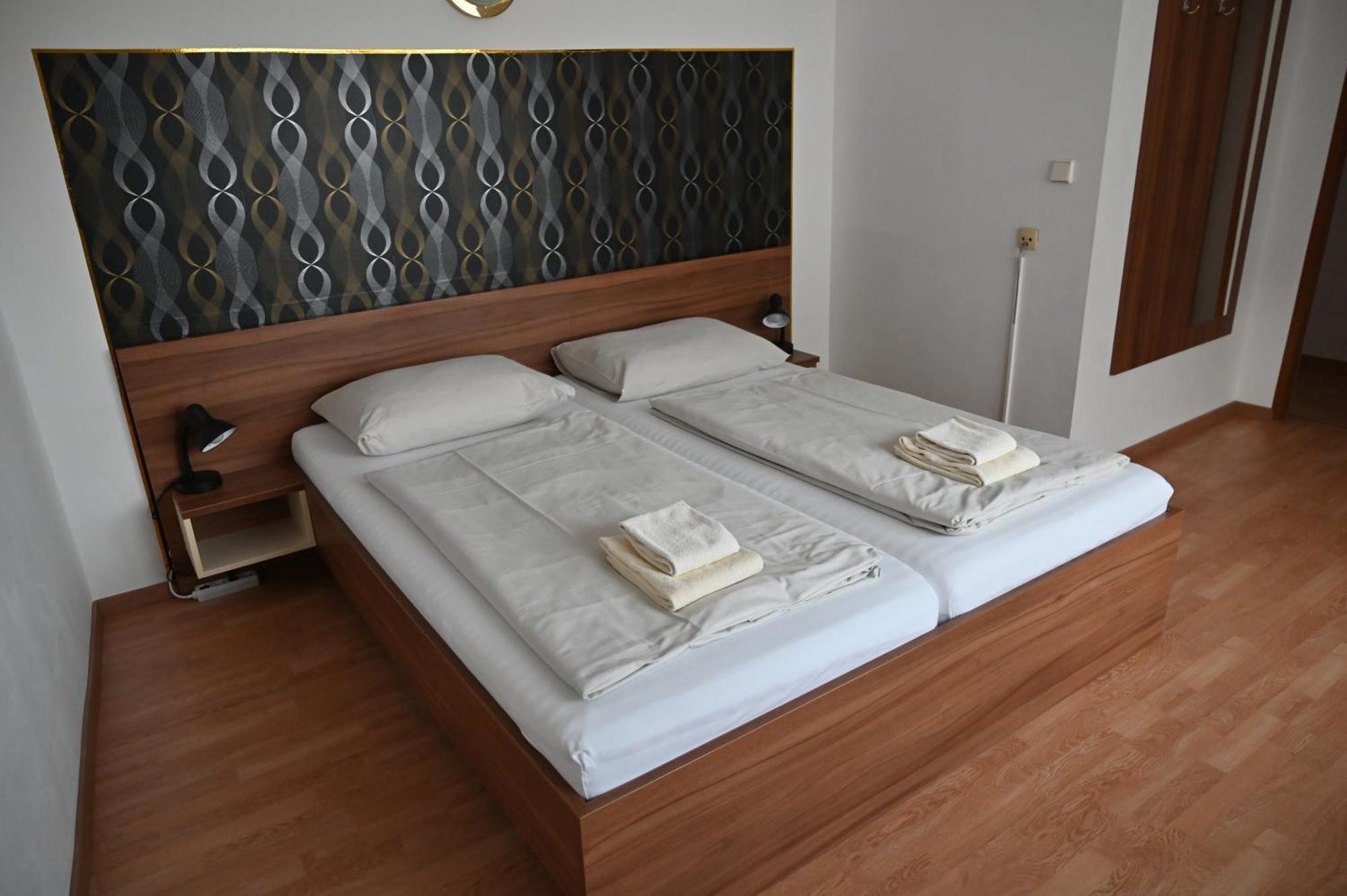 Pension Haus Nova Wiener Neustadt Ngoại thất bức ảnh