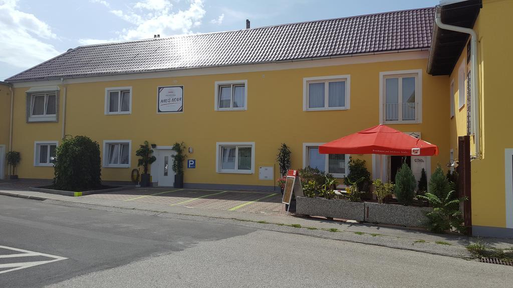 Pension Haus Nova Wiener Neustadt Ngoại thất bức ảnh